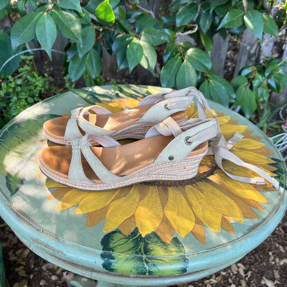 Ugg Australia Womens Wedge Sandals Heels Beige Ankle Tie Lace Size 7.5